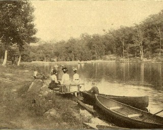 Ladies canoeing on Lake Lucerne.